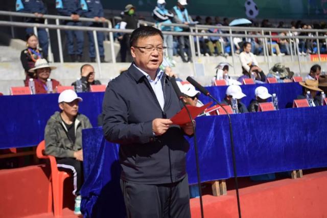 哈里与梅根的情感挑战与成长之路